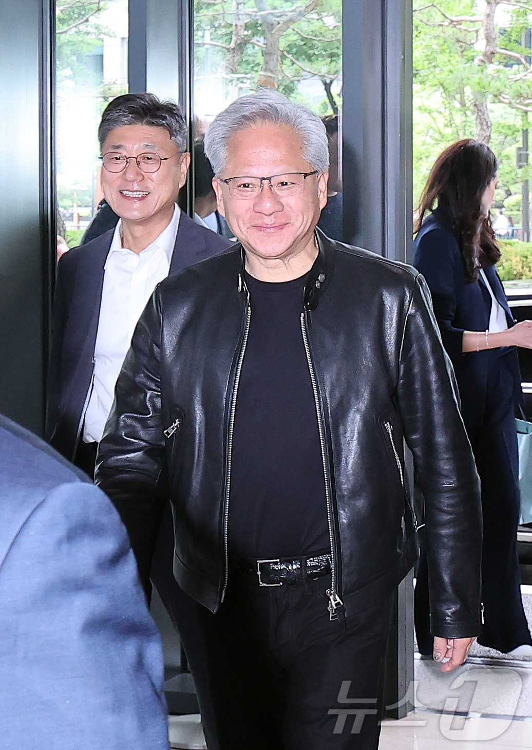 (서울=뉴스1) 김성진 기자 = 젠슨 황 엔비디아 최고경영자(CEO)가 8일 오전 엔비디아-SK 협력 관련 언론브리핑을 하기 위해 서울 종로구 SK 서린빌딩으로 들어서고 있다. 2 …