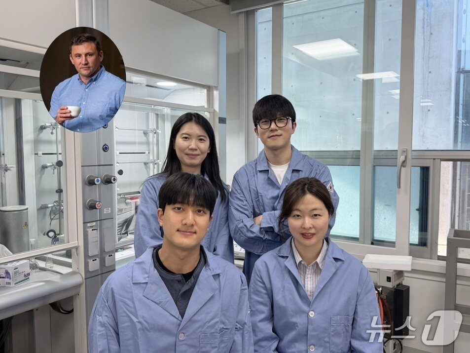 본문 이미지 - (오른쪽 아래부터 반시계 방향으로) KAIST 박선아 교수, 포항공과대학교 박근찬 학생(제1저자), 미국 오리건대학교 크리스토퍼 헨든 교수, 이재경 학생(제3저자), 문상원 학생(제2저자·KAIST 제공) /뉴스1