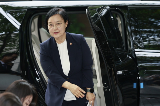 첫 출근하는 한성숙 총리 후보자