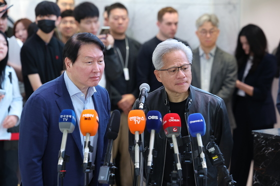 취재진 질문듣는 최태원·젠슨 황