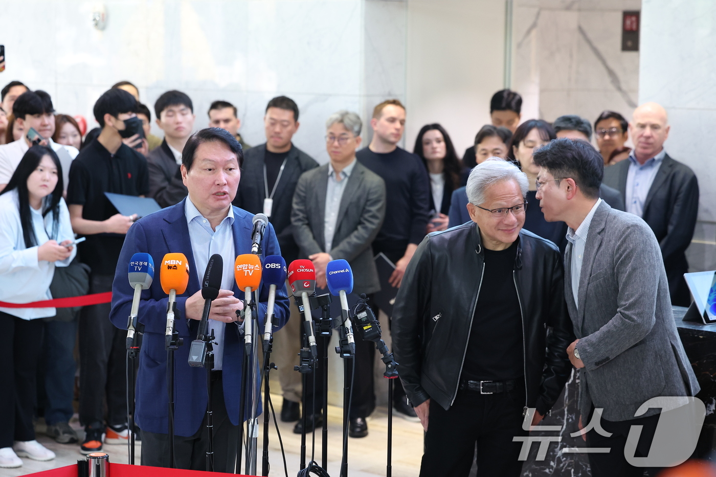 (서울=뉴스1) 김성진 기자 = 젠슨 황 엔비디아 최고경영자(CEO)과 최태원 SK그룹 회장이 8일 오전 서울 종로구 SK 서린빌딩에서 엔비디아-SK 협력 관련 언론브리핑을 하고 …