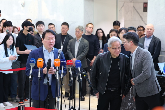협력 관련 브리핑하는 젠슨 황·최태원
