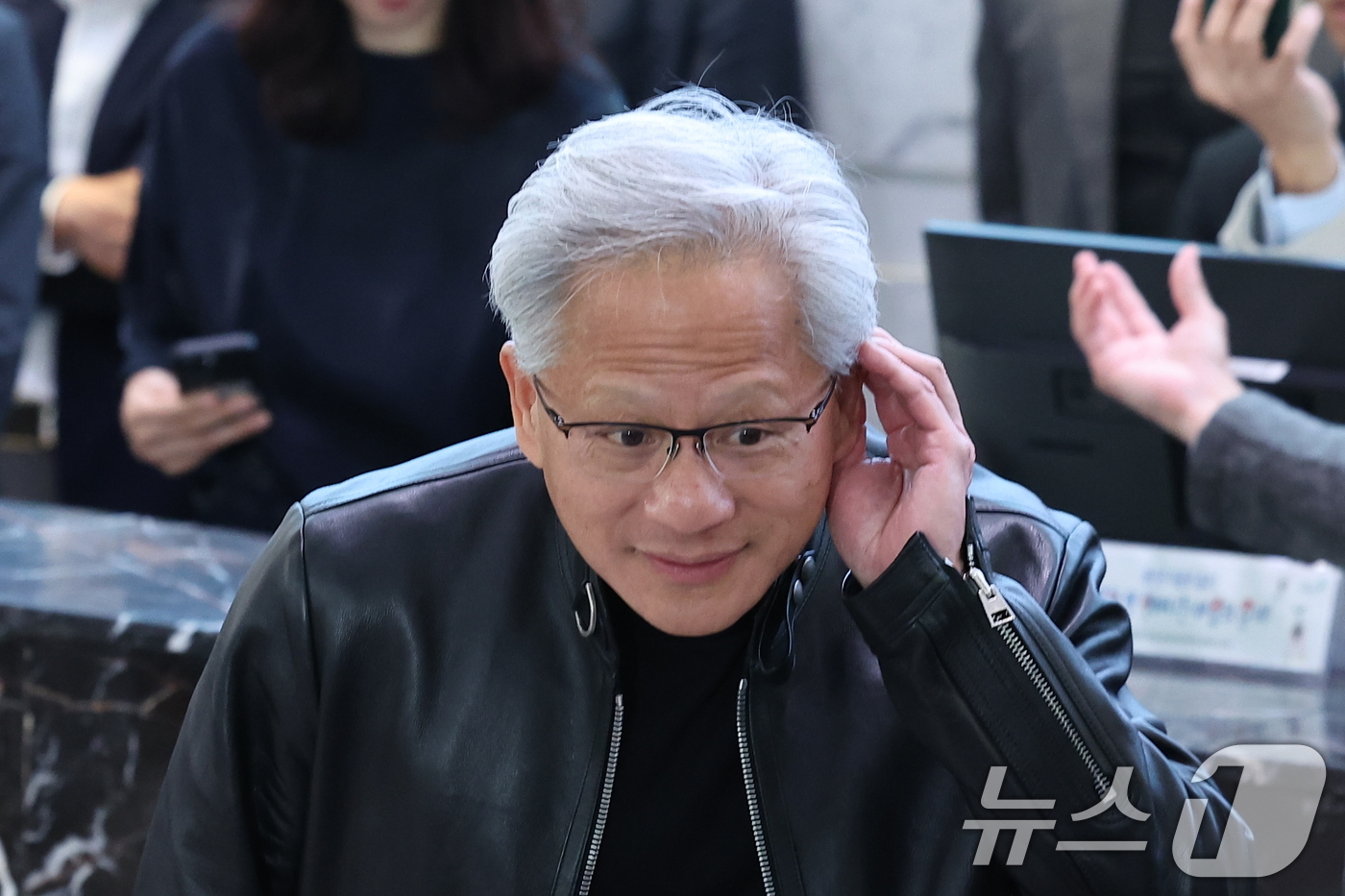 (서울=뉴스1) 김성진 기자 = 젠슨 황 엔비디아 최고경영자(CEO)가 8일 오전 서울 종로구 SK 서린빌딩에서 엔비디아-SK 협력 관련 언론브리핑을 하던 중 취재진의 질문을 경청 …