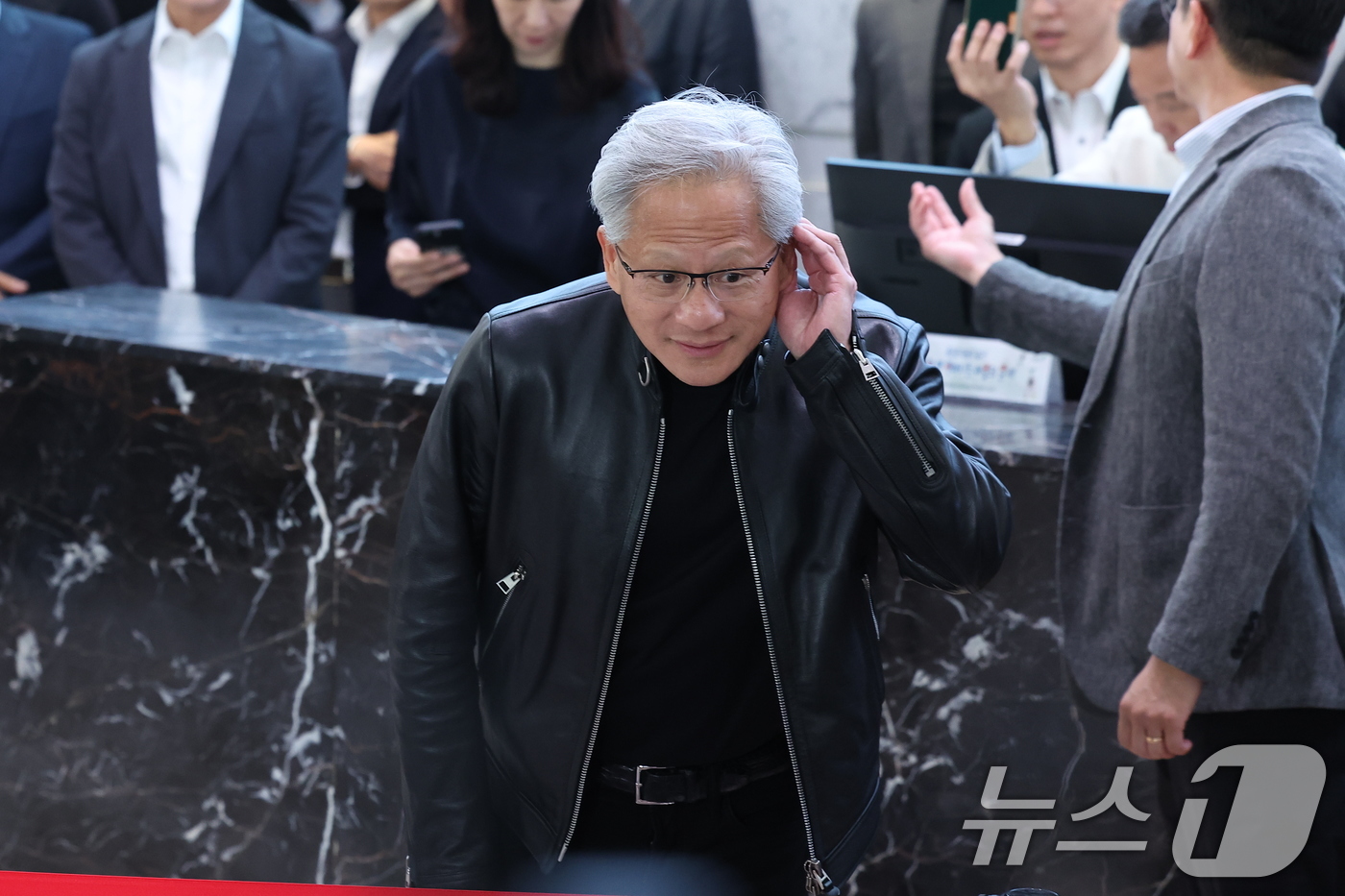 (서울=뉴스1) 김성진 기자 = 젠슨 황 엔비디아 최고경영자(CEO)가 8일 오전 서울 종로구 SK 서린빌딩에서 엔비디아-SK 협력 관련 언론브리핑을 하던 중 취재진의 질문을 경청 …
