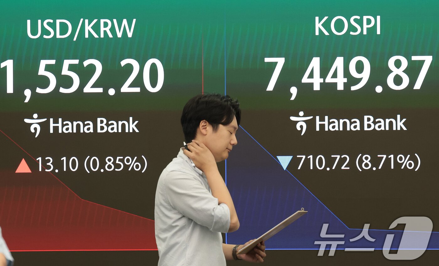 본문 이미지 - 코스피 지수가 개장과 함께 폭락해 서킷 브레이커가 발동된 8일 오전 서울 중구 하나은행 딜링룸에 코스피 지수가 나타나고 있다. 2026.6.8 ⓒ 뉴스1 권현진 기자