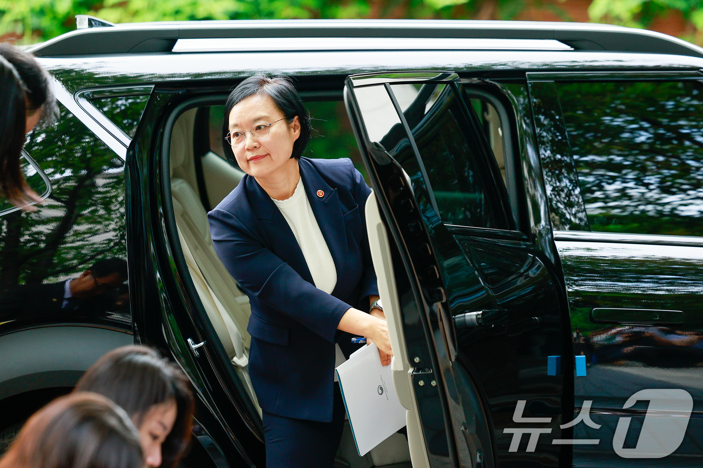 (서울=뉴스1) 안은나 기자 = 한성숙 국무총리 후보자가 8일 오전 인사청문회 준비 사무실인 서울 종로구 금융감독원 연수원에 출근하기 위해 차에서 내리고 있다. 2026.6.8/뉴 …