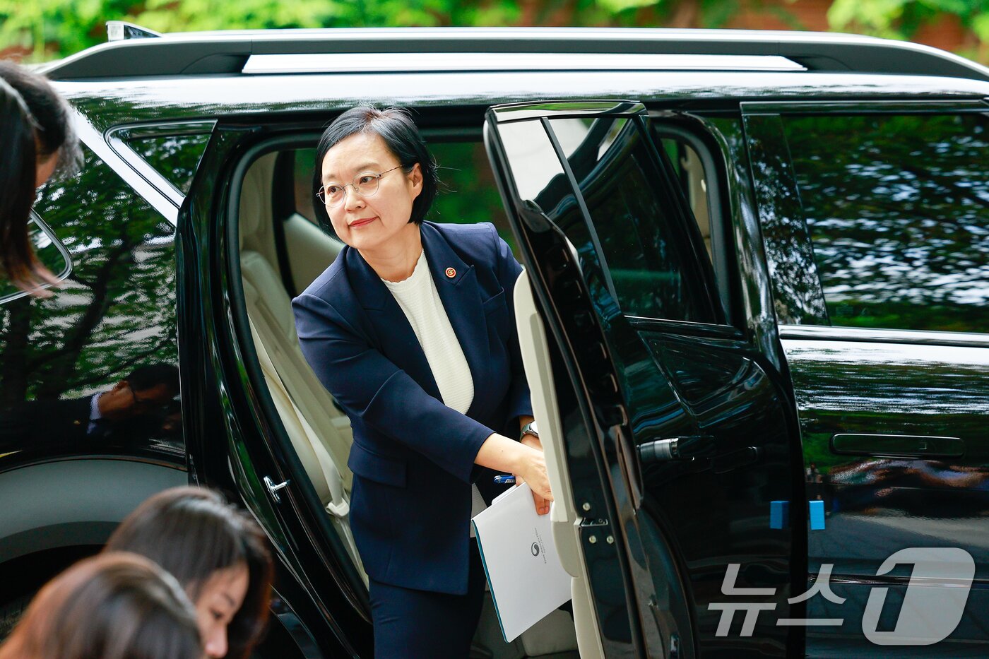본문 이미지 - 한성숙 국무총리 후보자가 8일 오전 인사청문회 준비 사무실인 서울 종로구 금융감독원 연수원에 출근하기 위해 차에서 내리고 있다. 2026.6.8 ⓒ 뉴스1 안은나 기자