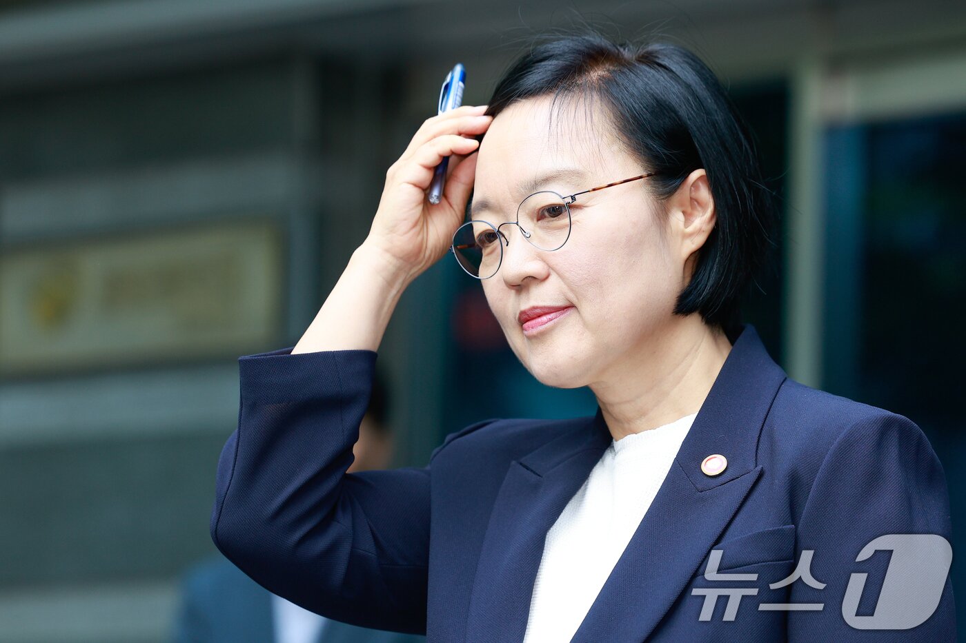 본문 이미지 - 한성숙 국무총리 후보자가 8일 오전 인사청문회 준비 사무실인 서울 종로구 금융감독원 연수원에서 지명 소감을 밝히기 전 머리카락을 정돈하고 있다. 2026.6.8 ⓒ 뉴스1 안은나 기자