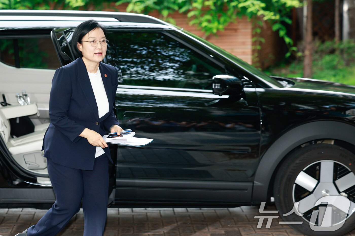 본문 이미지 - 한성숙 국무총리 후보자가 8일 오전 인사청문회 준비 사무실인 서울 종로구 금융감독원 연수원에서 지명 소감을 밝히기 위해 차에서 내려 이동하고 있다. 2026.6.8 ⓒ 뉴스1 안은나 기자