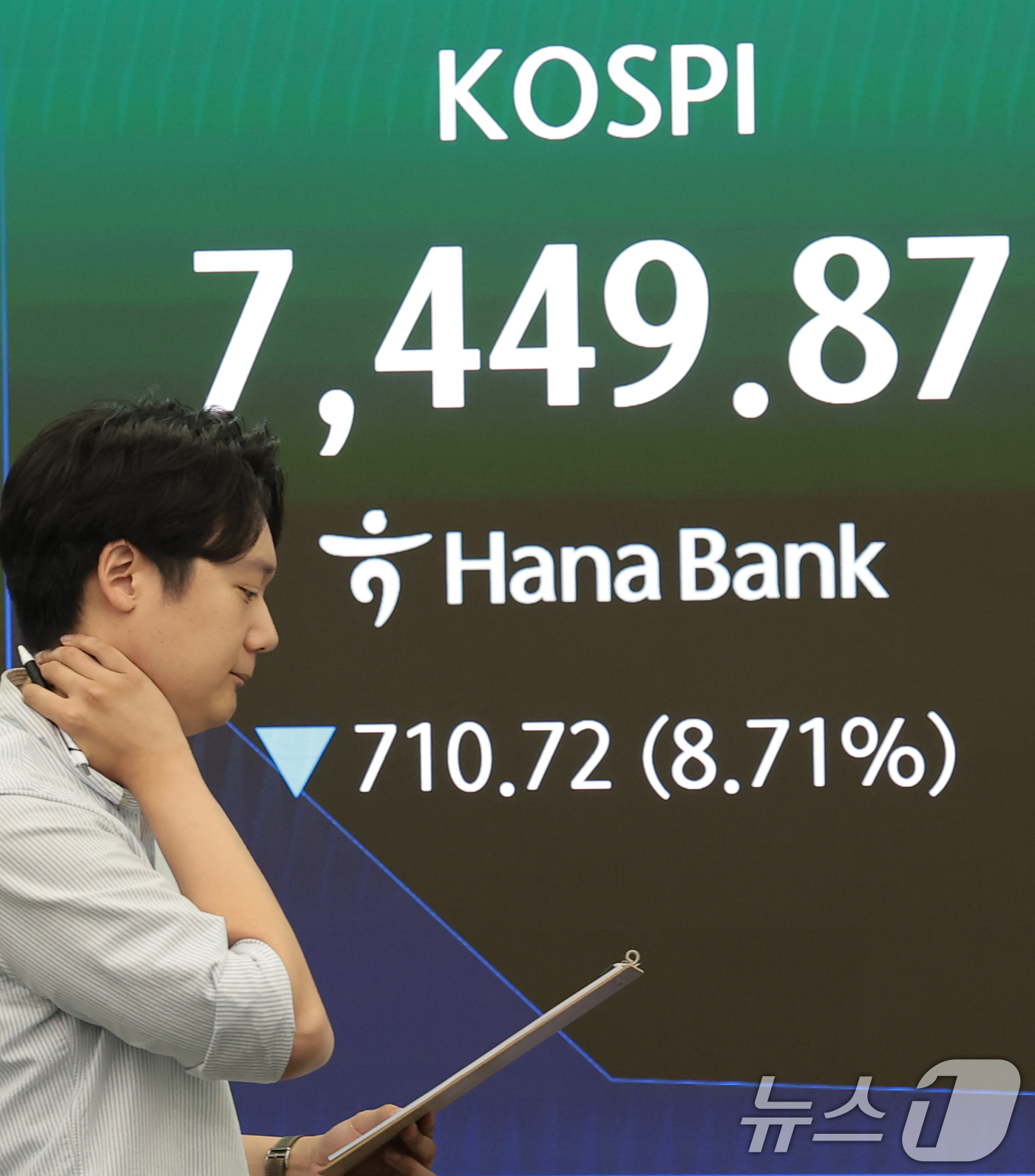 (서울=뉴스1) 권현진 기자 = 코스피 지수가 개장과 함께 폭락해 서킷 브레이커가 발동된 8일 오전 서울 중구 하나은행 딜링룸에 코스피 지수가 나타나고 있다. 2026.6.8/뉴스 …