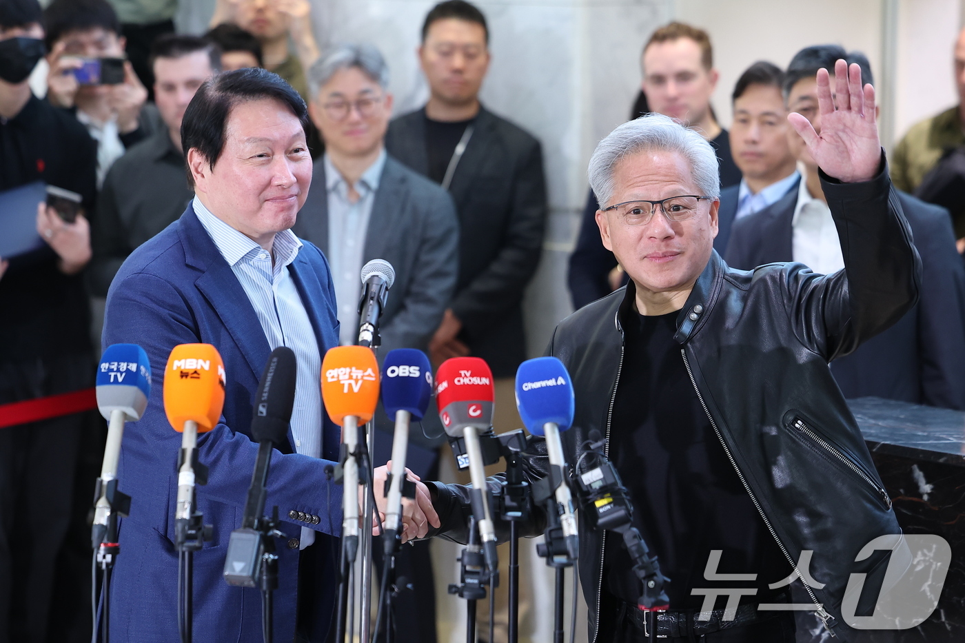 (서울=뉴스1) 김성진 기자 = 최태원 SK그룹 회장과 젠슨 황 엔비디아 최고경영자(CEO)가 8일 오전 서울 종로구 SK 서린빌딩에서 엔비디아-SK 협력 관련 언론브리핑을 마치고 …