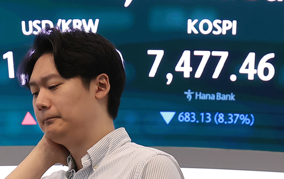 FT "韓, AI 붐·전쟁 최대 수혜국…반도체·조선·방산 3중 호황"