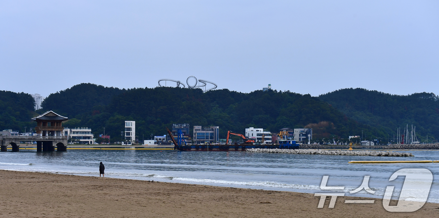 (포항=뉴스1) 최창호 기자 = 8일 오전 경북 포항시 북구 영일대해수욕장에서 해안선유지(백사장 유실)를 위한 공사가 진행 중이다.이 공사는 테트라포드 양쪽에 길이 120m의 수중 …