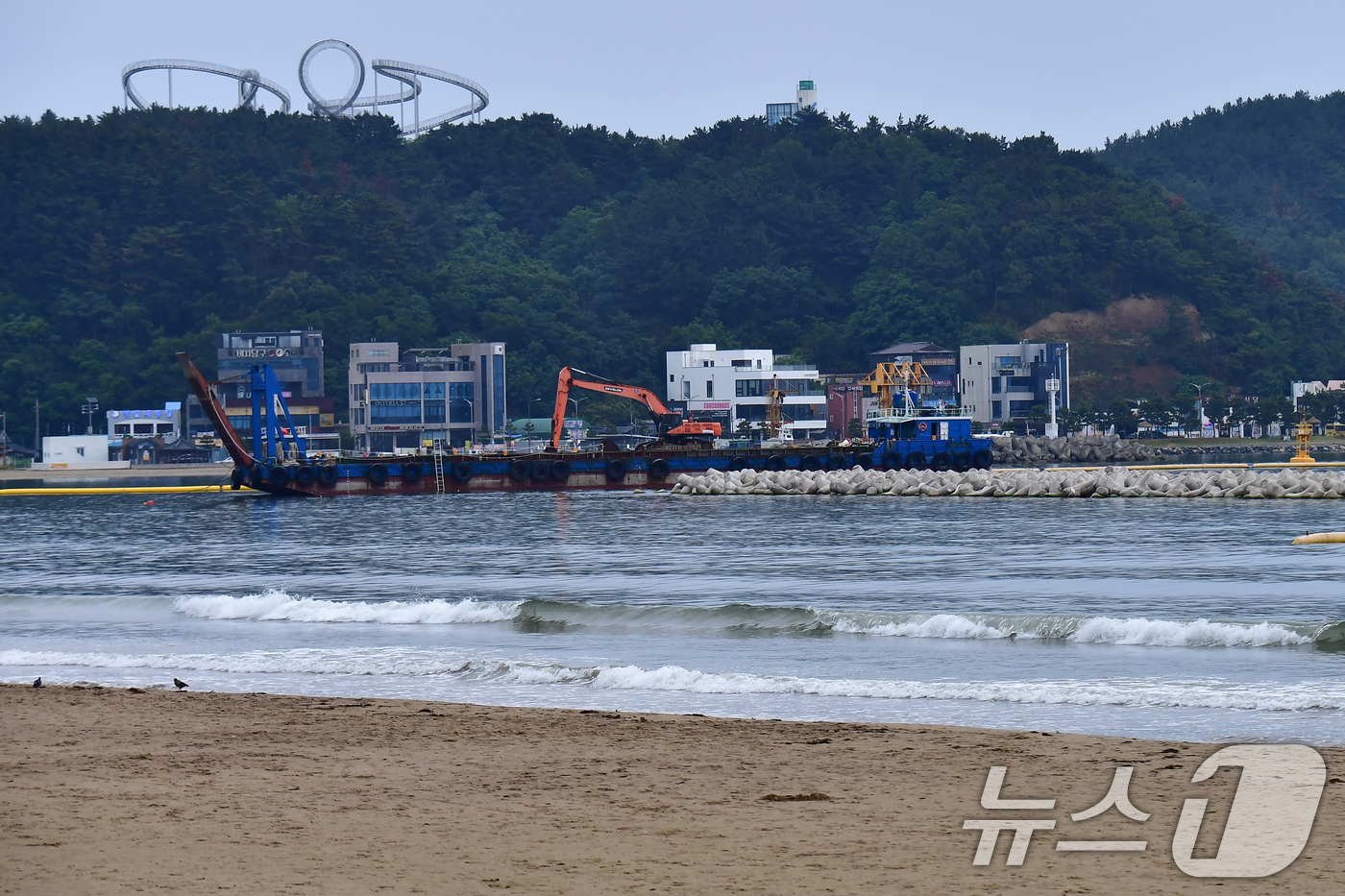 (포항=뉴스1) 최창호 기자 = 8일 오전 경북 포항시 북구 영일대해수욕장에서 해안선유지(백사장 유실)를 위한 공사가 진행 중이다.이 공사는 테트라포드 양쪽에 길이 120m의 수중 …