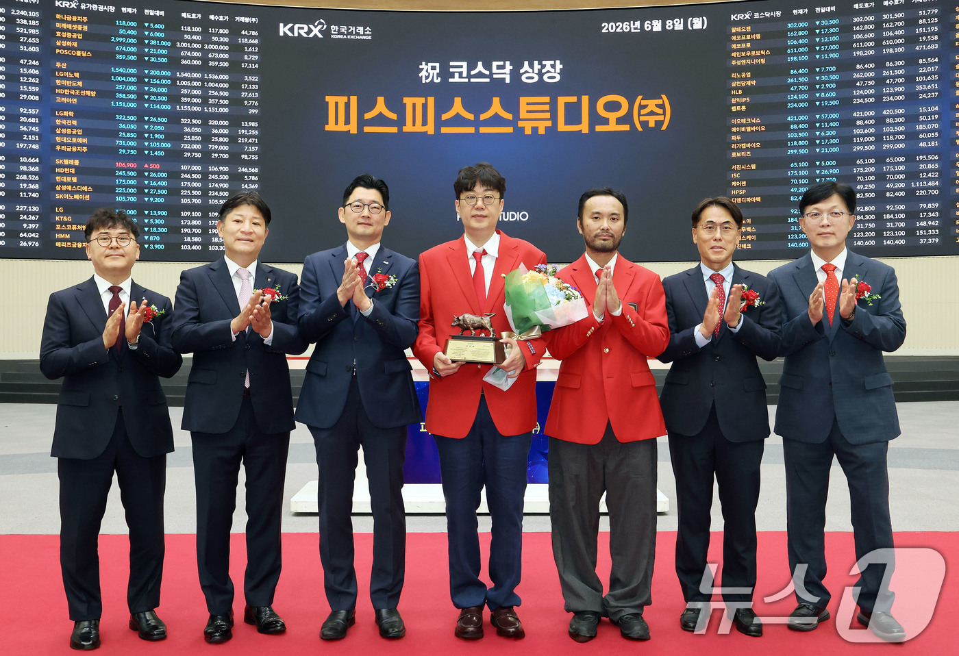 (서울=뉴스1) = 8일 오전 서울 영등포구 한국거래소에서 열린 피스피스스튜디오 코스닥시장 상장기념식에서 상장기념패 전달 후 이종민 한국IR협의회 상무(왼쪽부터), 김형진 NH투자 …