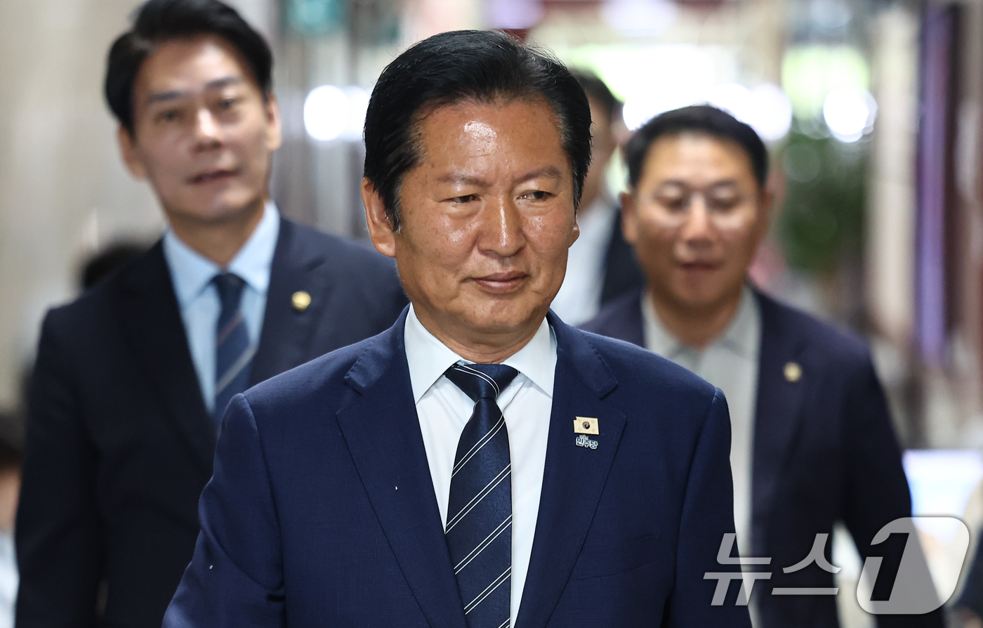 (서울=뉴스1) 김도우 기자 = 정청래 더불어민주당 대표가 8일 서울 여의도 국회에서 열린 비공개 최고위원회의에 참석하고 있다. 2026.6.8/뉴스1
