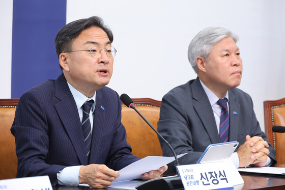 모두발언하는 신장식 권한대행