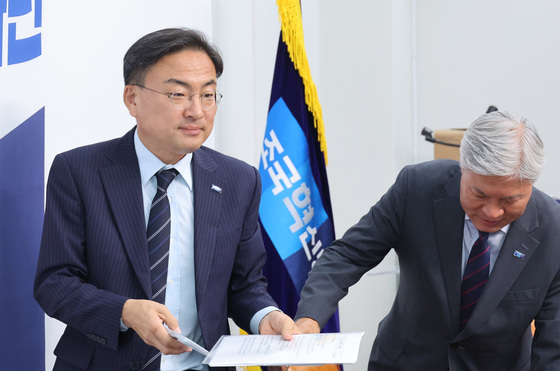회의 참석하는 신장식 권한대행