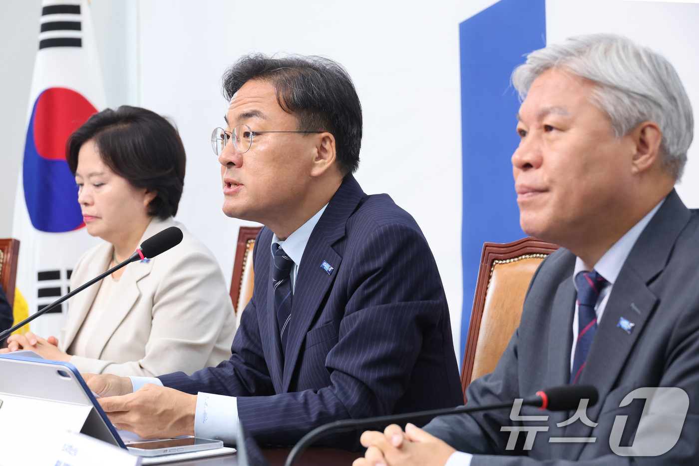 (서울=뉴스1) 신웅수 기자 = 신장식 조국혁신당 대표 권한대행이 8일 서울 여의도 국회에서 열린 최고위원회의에서 발언하고 있다. 2026.6.8/뉴스1