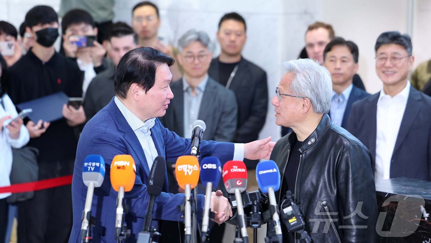 (서울=뉴스1) 김성진 기자 = 젠슨 황 엔비디아 최고경영자(CEO)와 최태원 SK그룹 회장이 8일 오전 서울 종로구 SK 서린빌딩에서 열린 엔비디아-SK 협력 관련 언론브리핑을 …