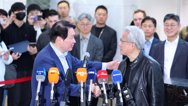 악수하는 젠슨 황·최태원 회장
