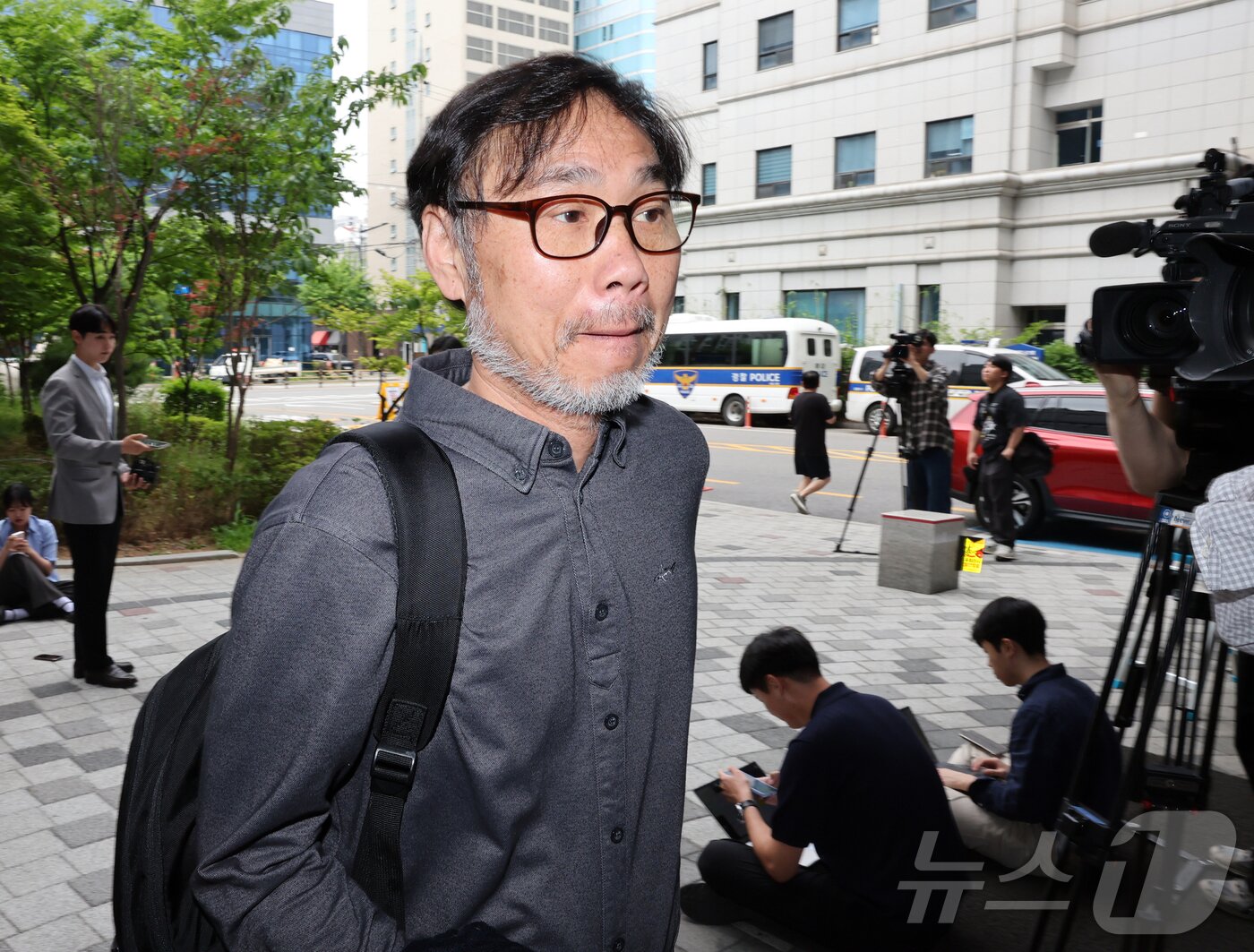 본문 이미지 - 노태악 중앙선거관리위원장을 비롯한 선관위 관계자 6명을 직무유기와 직권남용 혐의로 고발한 김순환 서민민생대책위원회(서민위) 사무총장이 8일 오전 서울 강동경찰서에 출석하고 있다. 2026.6.8 ⓒ 뉴스1 김진환 기자