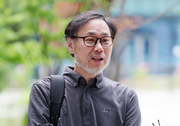 취재진 질문에 답변하는 김순환 서민위 사무총장