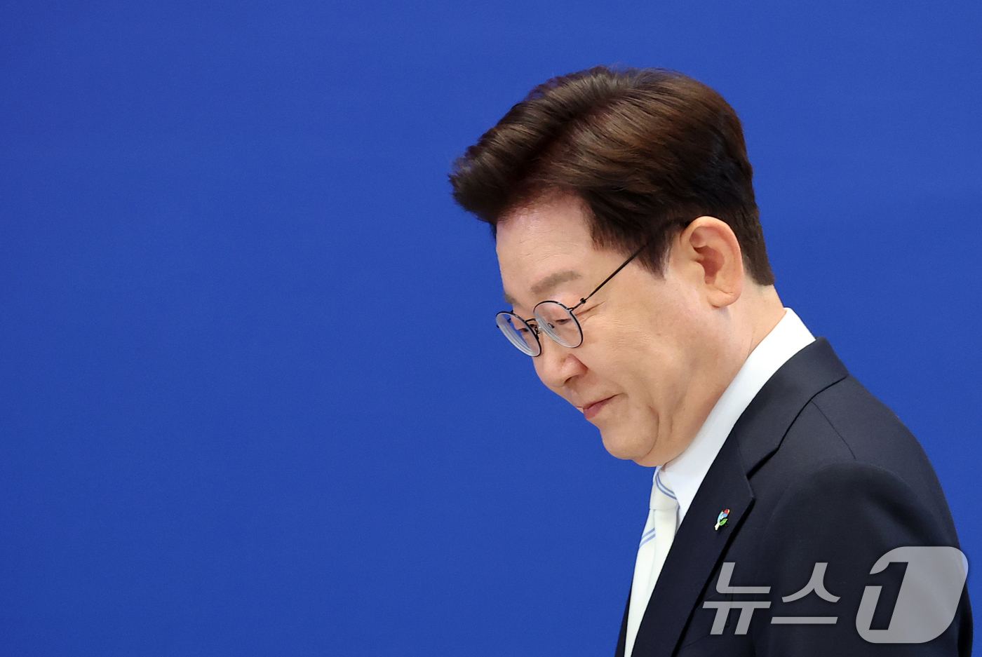 (서울=뉴스1) 허경 기자 = 이재명 대통령이 8일 청와대 영빈관에서 열린 취임 1주년 기자회견에 입장하고 있다. 2026.6.8/뉴스1