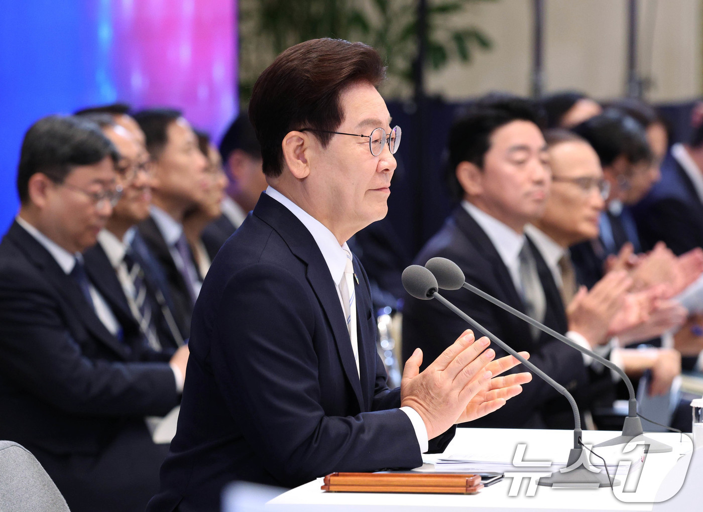 (서울=뉴스1) 허경 기자 = 이재명 대통령이 8일 청와대 영빈관에서 열린 취임 1주년 기자회견에서 박수를 치고 있다. 2026.6.8/뉴스1
