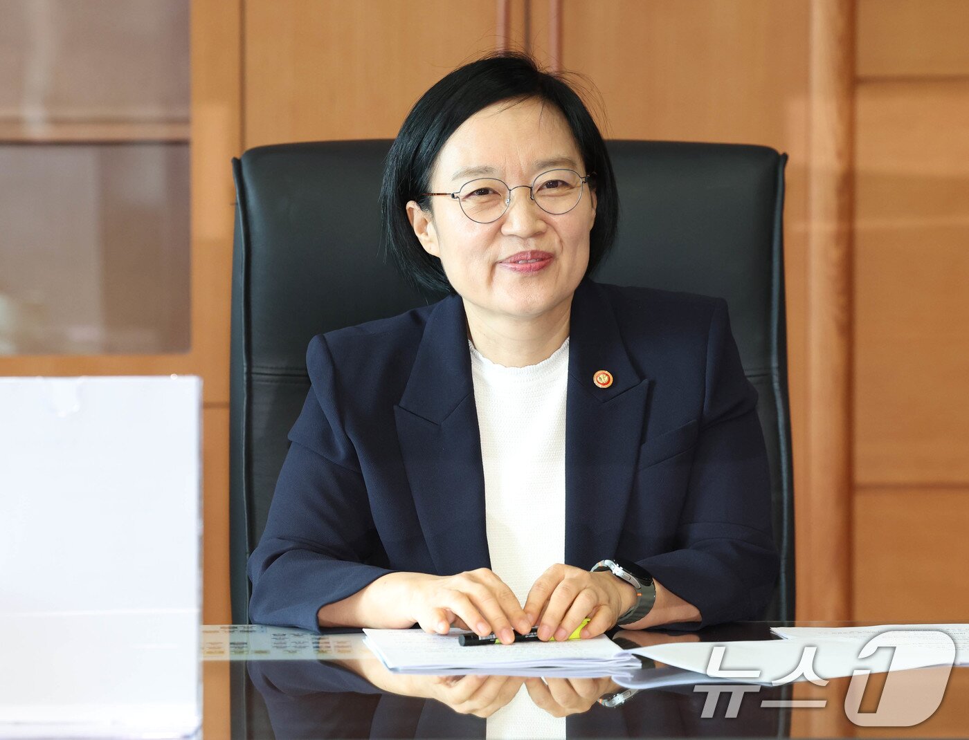 본문 이미지 - 한성숙 국무총리 후보자가 8일 오전 서울 종로구 금융감독원 연수원에 마련된 인사청문회 준비사무실에서 자료를 검토하고 있다. (공동취재) 2026.6.8 ⓒ 뉴스1 안은나 기자