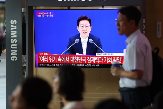 대통령 취임 1주년회견 시청하는시민들