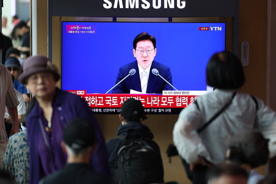 이재명 대통령 기자회견 시청하는 시민들