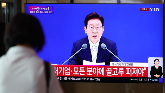대통령 1주년 기자회견 지켜보는 시민들