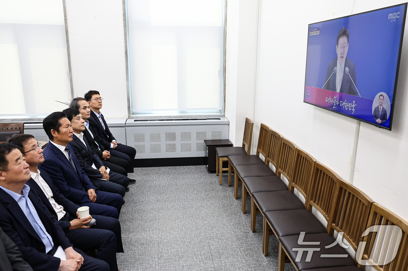 (서울=뉴스1) 김도우 기자 = 정청래 더불어민주당 대표를 비롯한 당 지도부가 8일 서울 여의도 국회에서 이재명 대통령 취임 1주년 기자회견을 시청하고 있다. 2026.6.8/뉴스 …