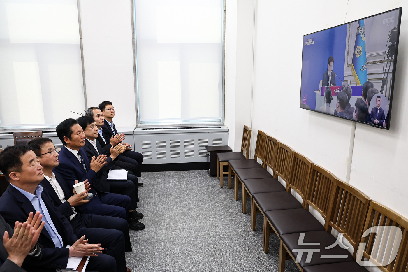 (서울=뉴스1) 김도우 기자 = 정청래 더불어민주당 대표를 비롯한 당 지도부가 8일 서울 여의도 국회에서 이재명 대통령 취임 1주년 기자회견을 시청하고 있다. 2026.6.8/뉴스 …