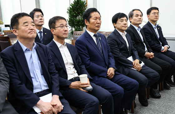 정청래 대표, 이재명 대통령 취임 1주년 기자회견 시청