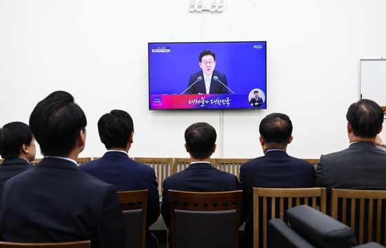 李 대통령 기자회견 시청하는 민주당