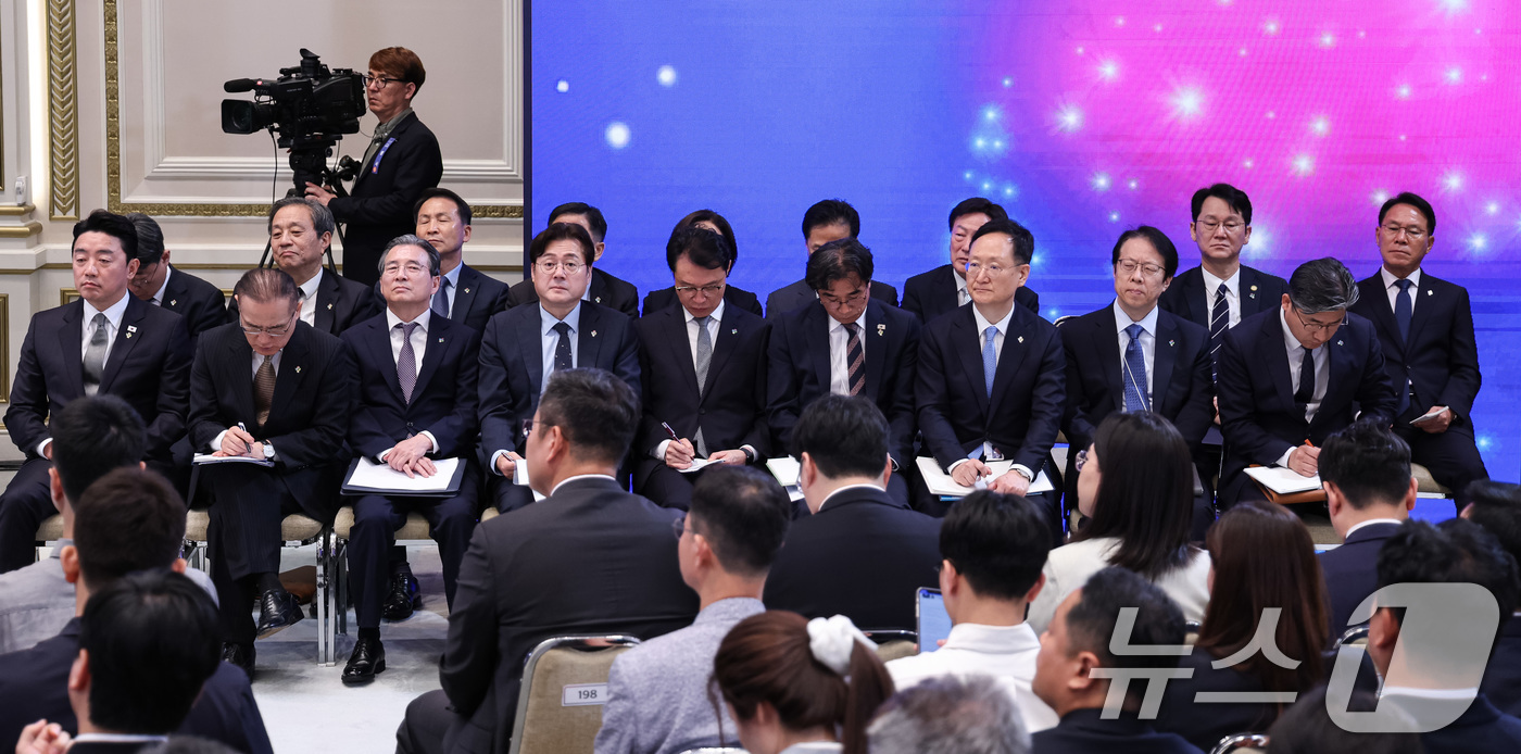 (서울=뉴스1) 허경 기자 = 8일 청와대 영빈관에서 열린 이재명 대통령 취임 1주년 기자회견에 강훈식 비서실장을 비롯한 참모진이 참석해 있다. 2026.6.8/뉴스1