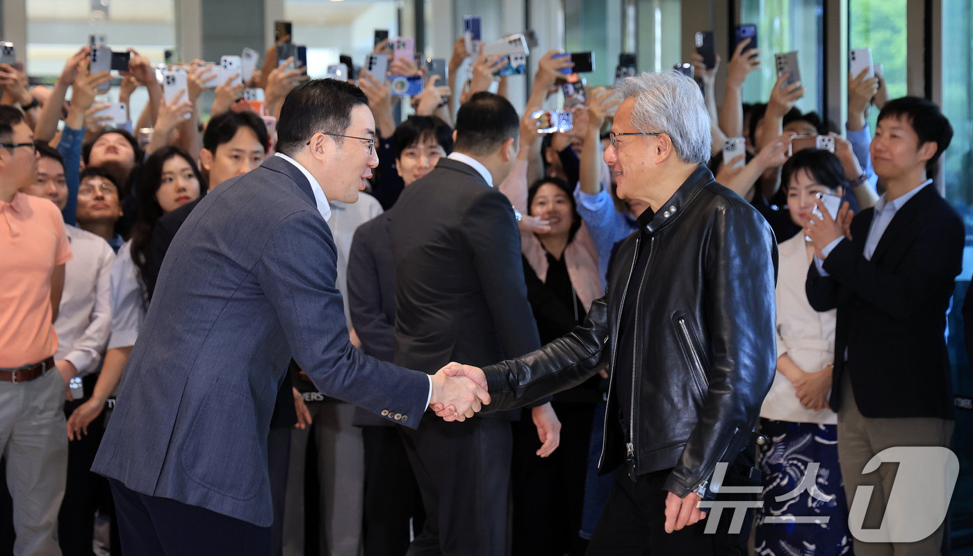 (서울=뉴스1) 이호윤 기자 = 젠슨 황 엔비디아 최고경영자(CEO)가 8일 서울 영등포구 LG그룹 사옥을 방문해 구광모 LG회장과 인사를 나누고 있다. 2026.6.8/뉴스1