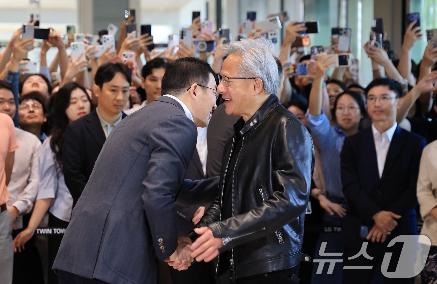 본문 이미지 - 젠슨 황 엔비디아 최고경영자(CEO)가 8일 서울 영등포구 LG그룹 사옥을 방문해 구광모 LG회장과 인사를 나누고 있다. 2026.6.8 ⓒ 뉴스1 이호윤 기자