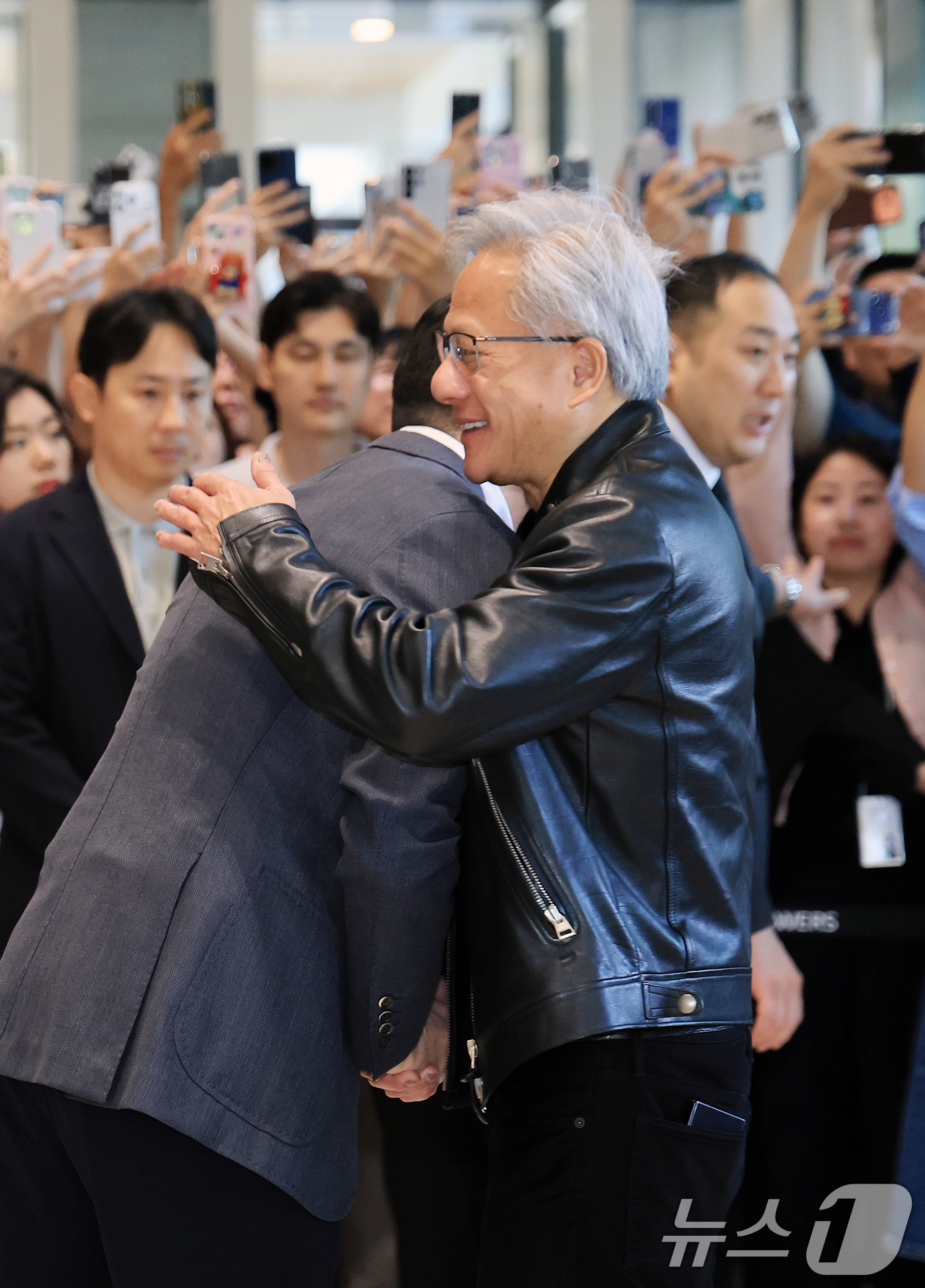 (서울=뉴스1) 이호윤 기자 = 젠슨 황 엔비디아 최고경영자(CEO)가 8일 서울 영등포구 LG그룹 사옥을 방문해 구광모 LG회장과 포옹하고 있다. 2026.6.8/뉴스1
