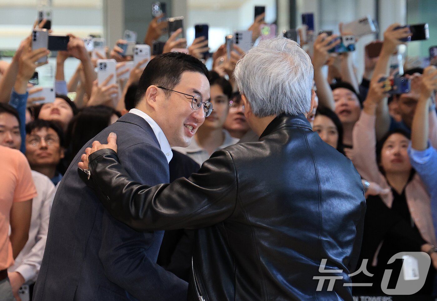 본문 이미지 - 젠슨 황 엔비디아 최고경영자(CEO)가 8일 서울 영등포구 LG그룹 사옥을 방문해 구광모 LG회장과 인사를 나누고 있다. 2026.6.8 ⓒ 뉴스1 이호윤 기자