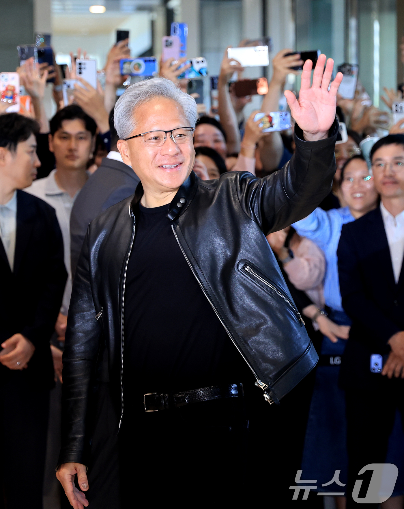 (서울=뉴스1) 이호윤 기자 = 젠슨 황 엔비디아 최고경영자(CEO)가 8일 서울 영등포구 LG그룹 사옥을 방문해 직원들에게 인사를 하고 있다. 2026.6.8/뉴스1