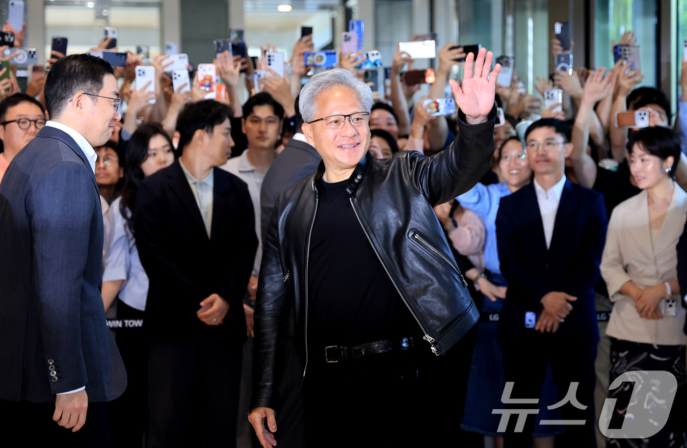 (서울=뉴스1) 이호윤 기자 = 젠슨 황 엔비디아 최고경영자(CEO)가 8일 서울 영등포구 LG그룹 사옥을 방문해 직원들에게 인사를 하고 있다. 2026.6.8/뉴스1