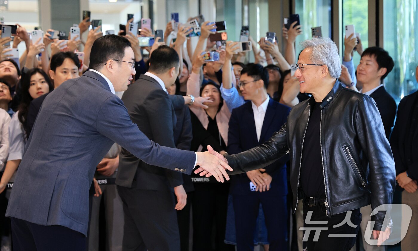 본문 이미지 - 젠슨 황 엔비디아 최고경영자(CEO)가 8일 서울 영등포구 LG그룹 사옥을 방문해 구광모 LG회장과 인사를 나누고 있다. 2026.6.8 ⓒ 뉴스1 이호윤 기자
