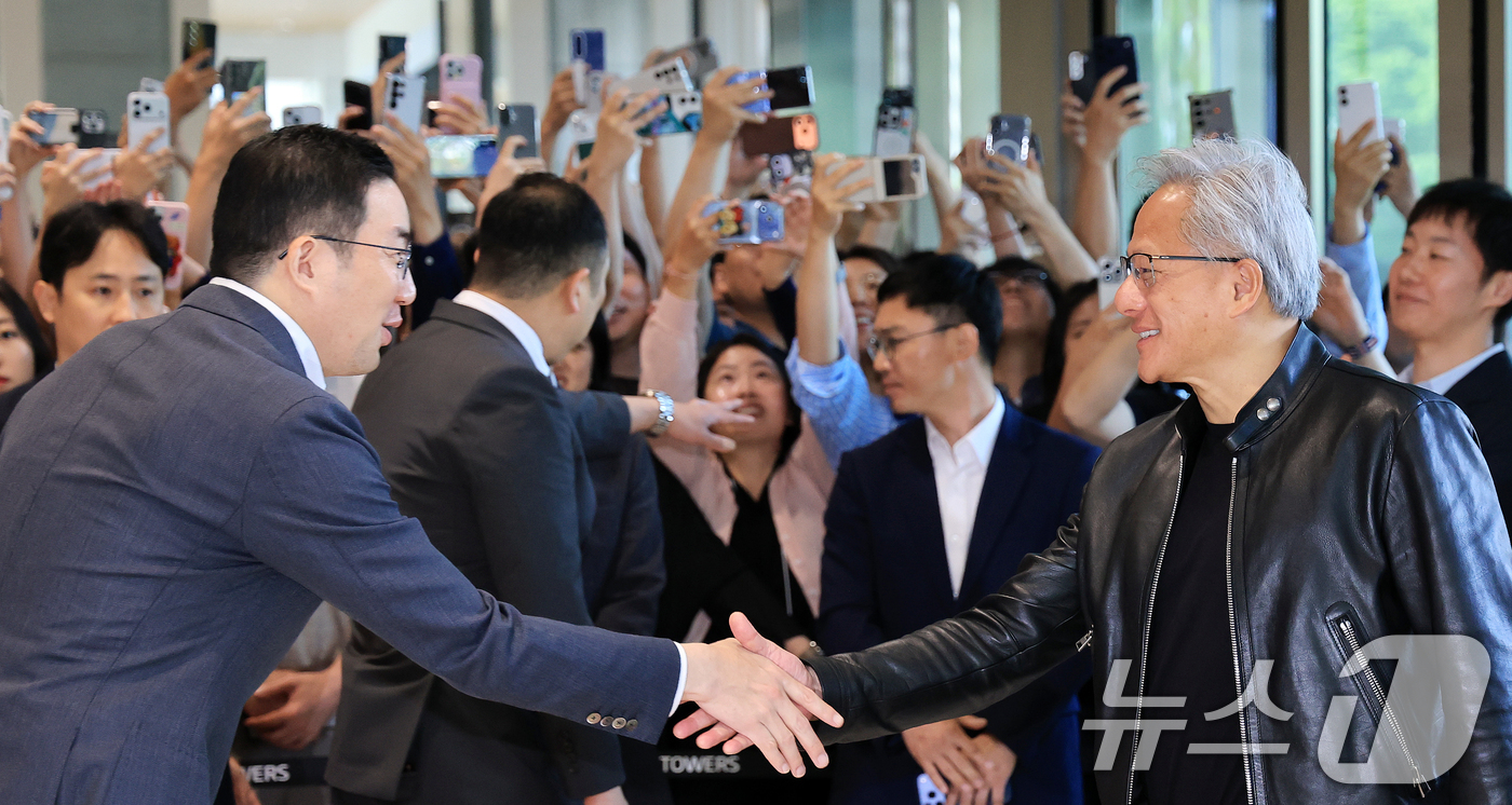 (서울=뉴스1) 이호윤 기자 = 젠슨 황 엔비디아 최고경영자(CEO)가 8일 서울 영등포구 LG그룹 사옥을 방문해 구광모 LG회장과 인사를 나누고 있다. 2026.6.8/뉴스1