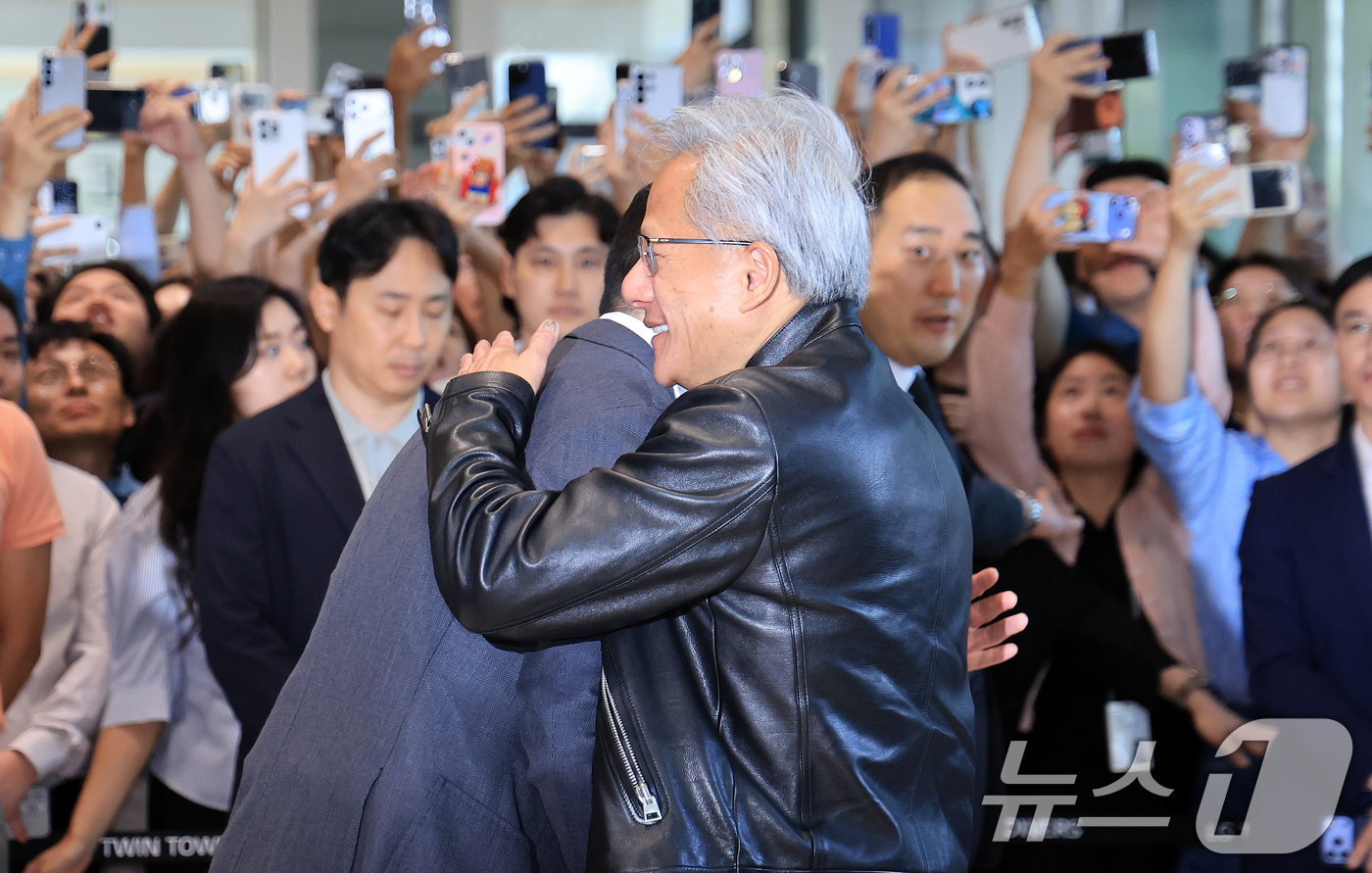 (서울=뉴스1) 이호윤 기자 = 젠슨 황 엔비디아 최고경영자(CEO)가 8일 서울 영등포구 LG그룹 사옥을 방문해 구광모 LG회장과 포옹하고 있다. 2026.6.8/뉴스1