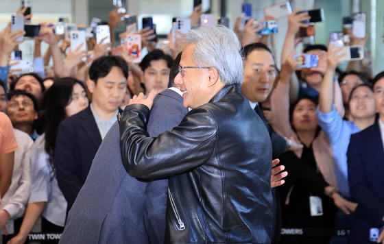 구광모 LG회장과 포옹하는 젠슨 황