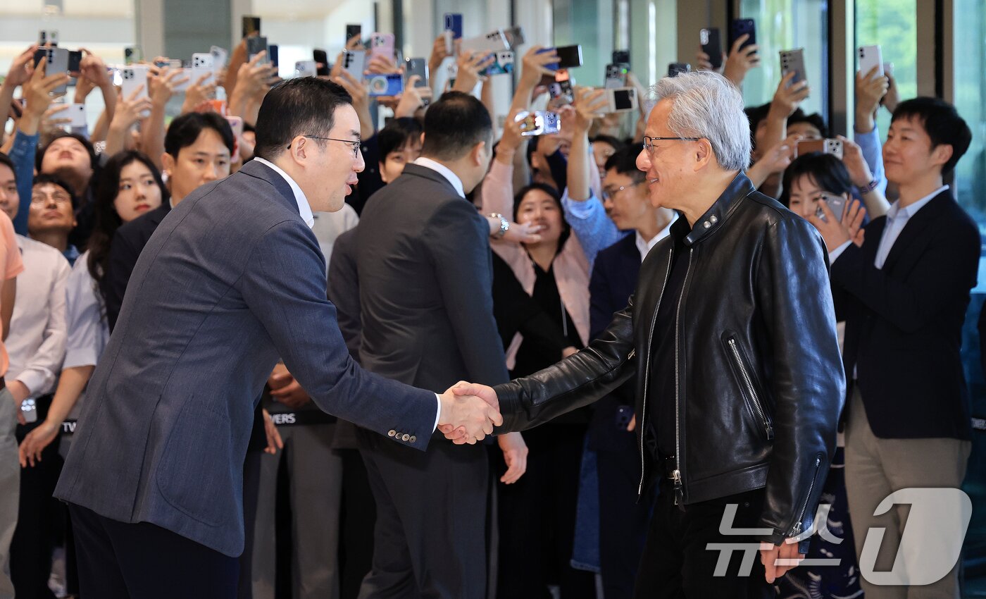 본문 이미지 - 젠슨 황 엔비디아 최고경영자(CEO)가 8일 서울 영등포구 LG그룹 사옥을 방문해 구광모 LG회장과 인사를 나누고 있다. 2026.6.8 ⓒ 뉴스1 이호윤 기자