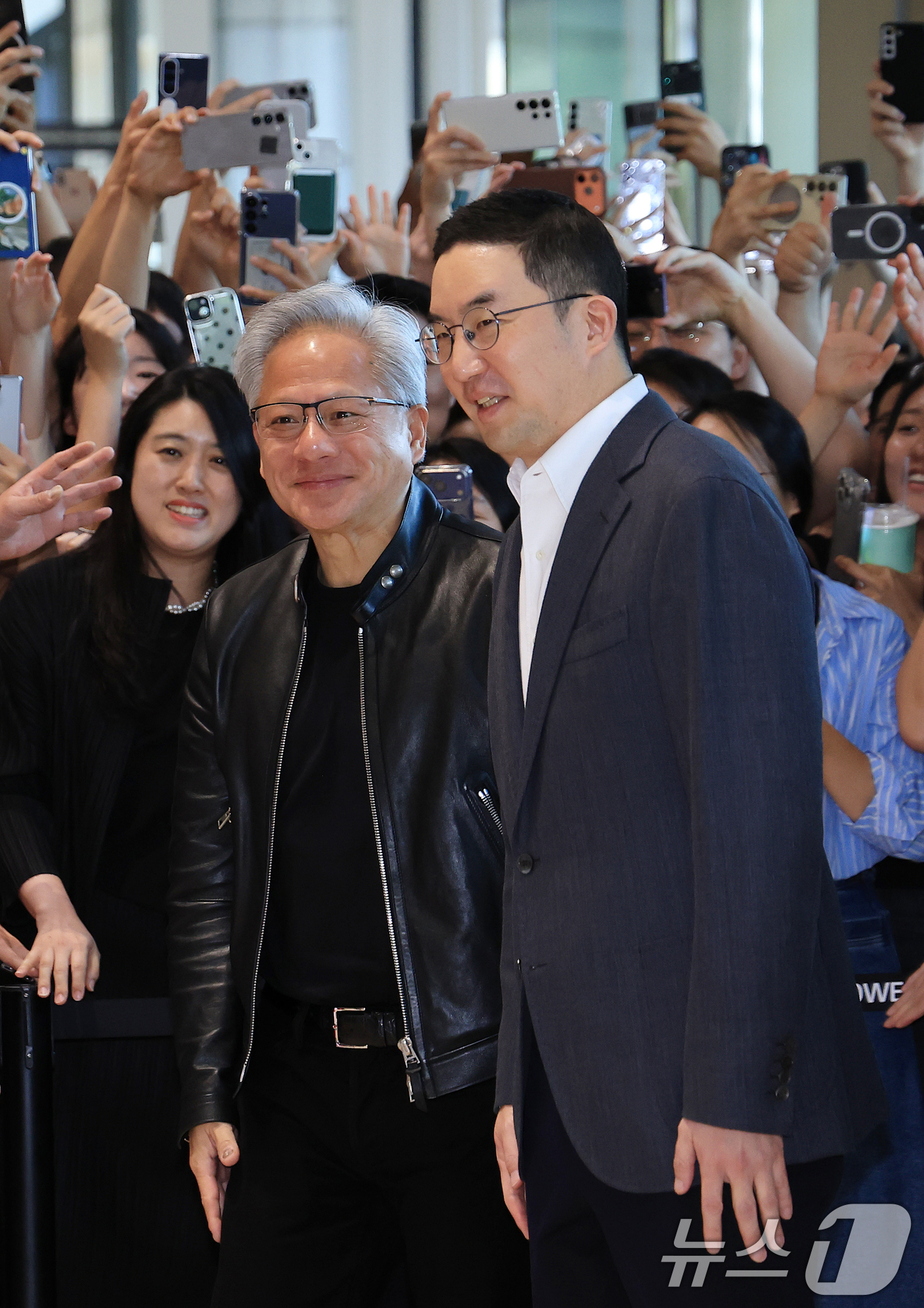 (서울=뉴스1) 이호윤 기자 = 젠슨 황 엔비디아 최고경영자(CEO)가 8일 서울 영등포구 LG그룹 사옥을 방문해 구광모 LG회장과 인사를 나누고 있다. 2026.6.8/뉴스1